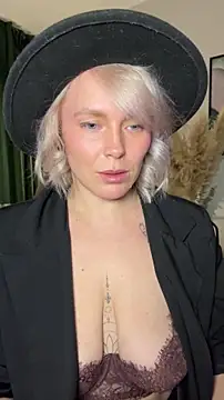 Charming Daphny online show from 15, 4, 2026