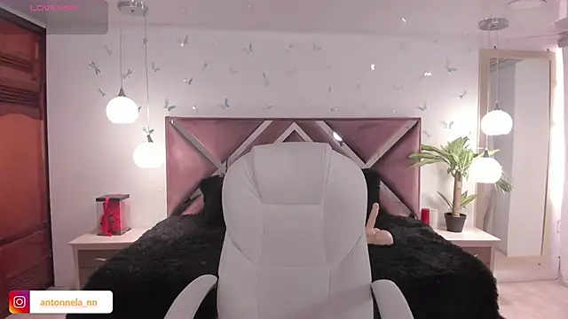 Snapshot of _Antonnela_ chatting on 15, 11, 2025 Antonnela online show from 15, 11, 2025