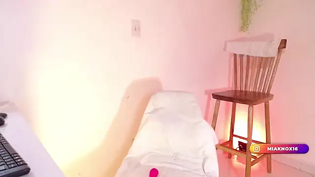 MiaKnox online show from 7, 3, 2025