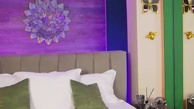 LoraDevine online show from 5, 11, 2025