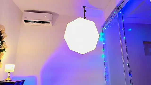 MOLLYWOODD online show from 17, 12, 2025