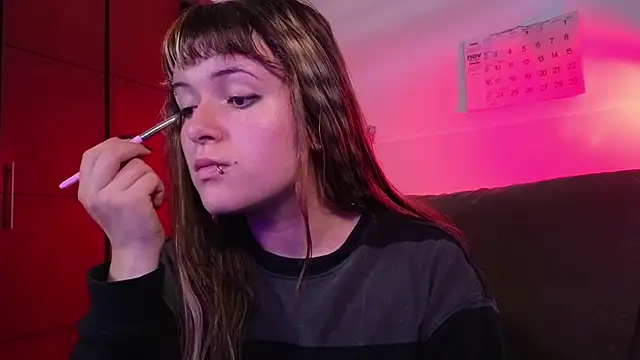 NEXT DOOR GIRL  online show from 30, 11, 2025