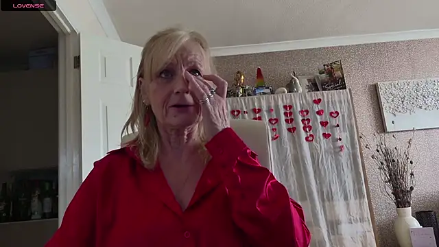 TopazCamgirl online show from 15, 4, 2026