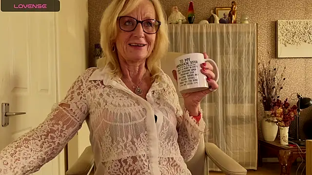 Snapshot of TopazCamgirl chatting on 17, 11, 2025 TopazCamgirl online show from 17, 11, 2025