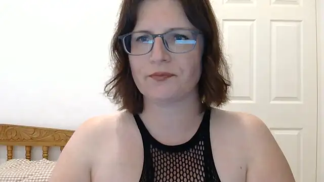 CrimsonMistress online show from 17, 12, 2025