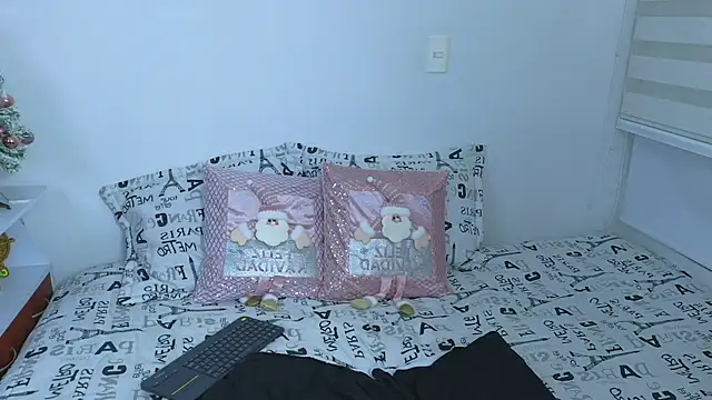 Snapshot of Lorenne_Miller chatting on 17, 12, 2024 Lorenne Miller online show from 17, 12, 2024