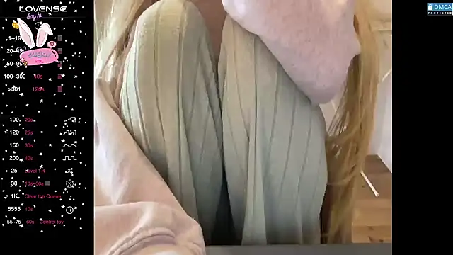 Snapshot of Blondecandie chatting on 22, 4, 2026 Blondecandie online show from 22, 4, 2026