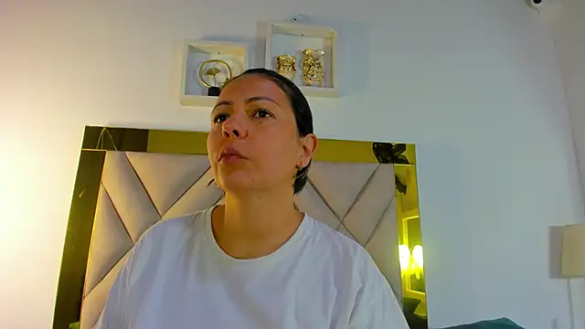 ariana-martins online show from 6, 11, 2025