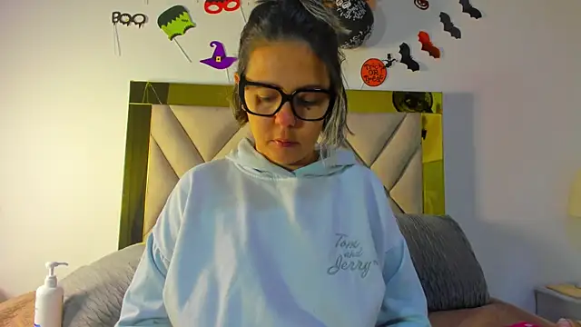 ariana-martins online show from 1, 11, 2025