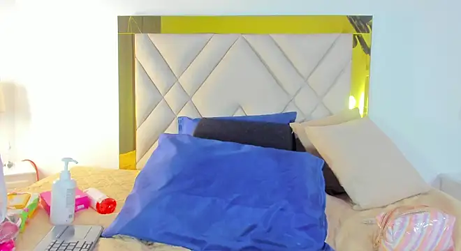 ariana-martins online show from 19, 10, 2025