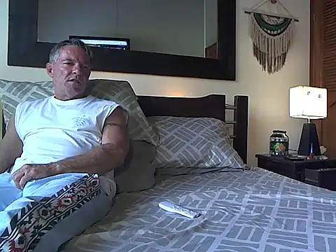 Snapshot of SaraandJuanDP chatting on 5, 11, 2025 SaraandJuanDP online show from 5, 11, 2025