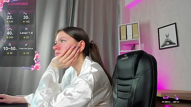 Nicole Charm online show from 5, 3, 2025