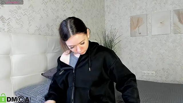 Nicole Charm online show from 24, 9, 2025