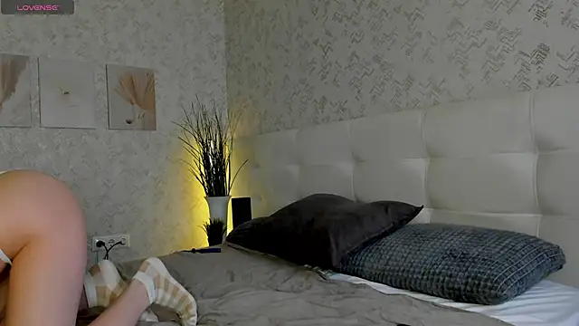 Nicole Charm online show from 15, 9, 2025