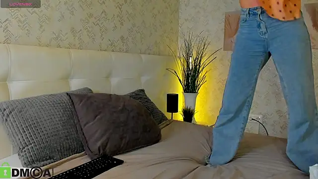 Nicole Charm online show from 10, 9, 2025