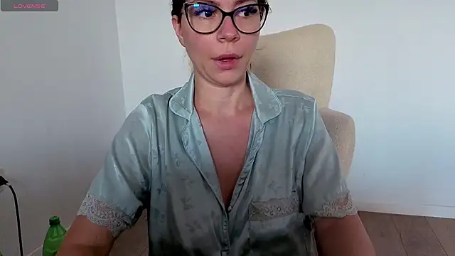 Snapshot of Jullyenn3 chatting on 19, 6, 2026 Jullyenn3 online show from 19, 6, 2026