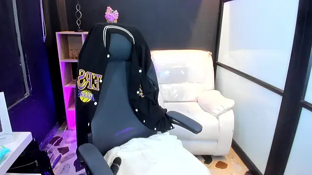 TifanyWhite  online show from 14, 3, 2025