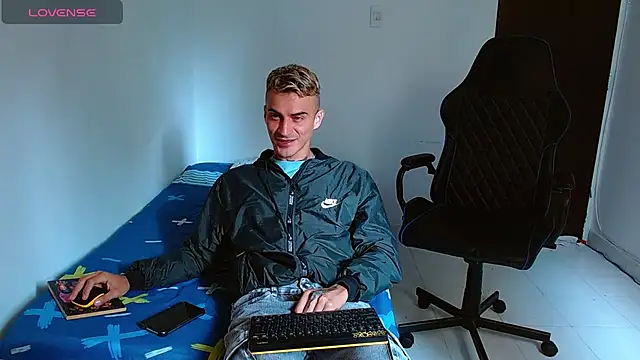 Snapshot of bray_hotboy777 chatting on 11, 10, 2025 bray hotboy777 online show from 11, 10, 2025