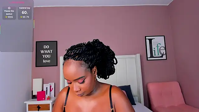 Britanymooree online show from 25, 11, 2025