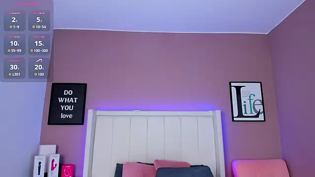 Britanymooree online show from 4, 12, 2025