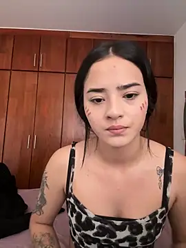 Snapshot of Veronica_isaza__ chatting on 10, 9, 2025 Veronica isaza online show from 10, 9, 2025