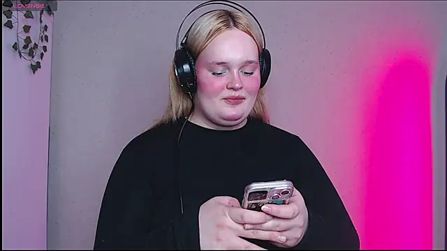 Snapshot of rozzhaos8 chatting on 23, 10, 2025 rozzhaos8 online show from 23, 10, 2025