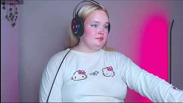 Snapshot of rozzhaos8 chatting on 24, 10, 2025 rozzhaos8 online show from 24, 10, 2025