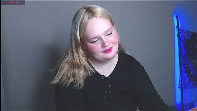 Snapshot of rozzhaos8 chatting on 11, 11, 2025 rozzhaos8 online show from 11, 11, 2025