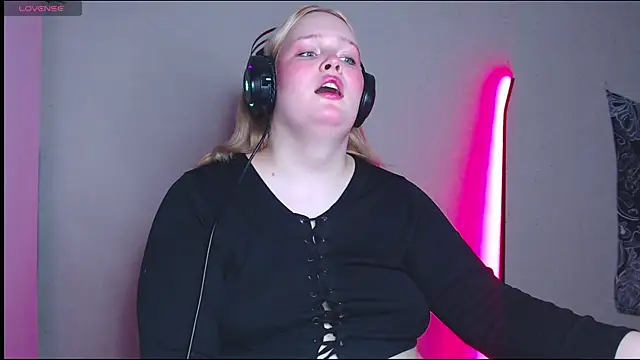 Snapshot of rozzhaos8 chatting on 7, 11, 2025 rozzhaos8 online show from 7, 11, 2025