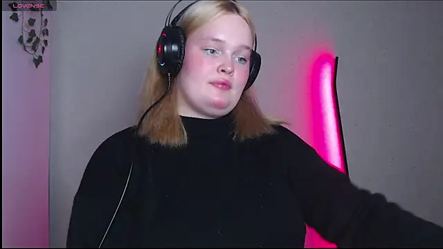 Snapshot of rozzhaos8 chatting on 25, 10, 2025 rozzhaos8 online show from 25, 10, 2025