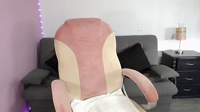 NicoleKitty  online show from 16, 4, 2026