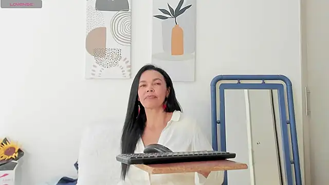 Evawalker  online show from 4, 3, 2026