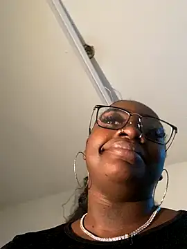 Snapshot of LillShayy chatting on 14, 11, 2025 LillShayy online show from 14, 11, 2025