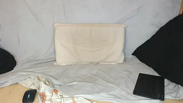 Snapshot of qustci-couple chatting on 5, 11, 2025 qustci-couple online show from 5, 11, 2025