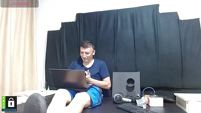 Hot-Couple--18 online show from 16, 1, 2025