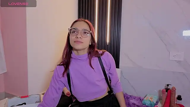 Scarlet Red  online show from 9, 11, 2025