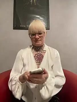 Snapshot of poussichienne chatting on 18, 2, 2025 poussichienne online show from 18, 2, 2025