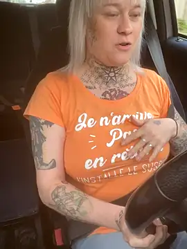 Snapshot of poussichienne chatting on 14, 11, 2025 poussichienne online show from 14, 11, 2025