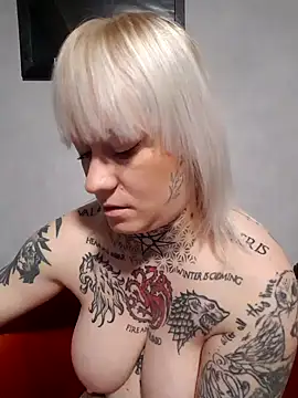 Snapshot of poussichienne chatting on 4, 12, 2025 poussichienne online show from 4, 12, 2025