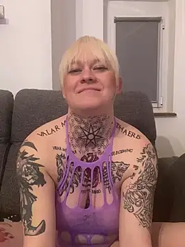 Snapshot of poussichienne chatting on 3, 3, 2025 poussichienne online show from 3, 3, 2025