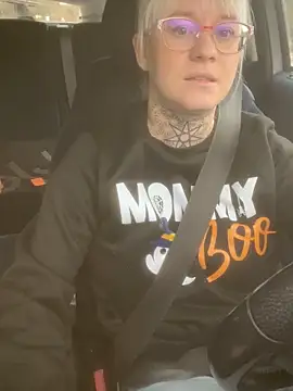 Snapshot of poussichienne chatting on 28, 11, 2025 poussichienne online show from 28, 11, 2025