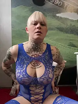 Snapshot of poussichienne chatting on 4, 2, 2025 poussichienne online show from 4, 2, 2025