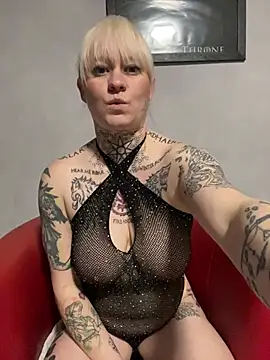 Snapshot of poussichienne chatting on 27, 2, 2025 poussichienne online show from 27, 2, 2025