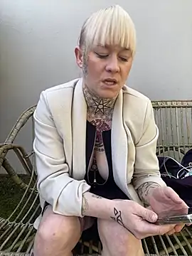 Snapshot of poussichienne chatting on 5, 3, 2025 poussichienne online show from 5, 3, 2025