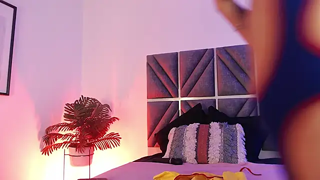 Laura Dicardy online show from 27, 11, 2025