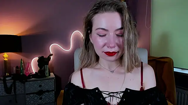 Snapshot of Mia_Tasty chatting on 5, 10, 2025 Mia Tasty online show from 5, 10, 2025