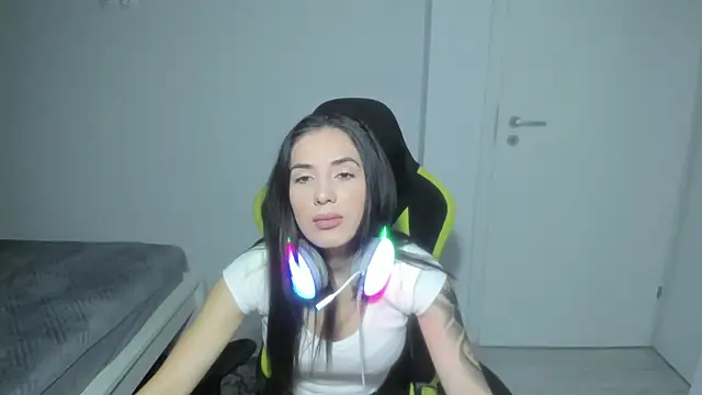 Snapshot of Emmapmg chatting on 15, 12, 2025 Emmapmg online show from 15, 12, 2025