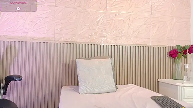 Snapshot of paula__cruzz chatting on 24, 9, 2025 paula cruzz online show from 24, 9, 2025