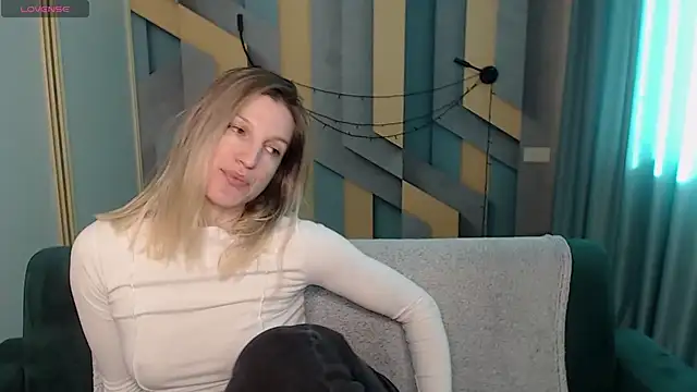 EmilyWalkeri online show from 9, 2, 2026