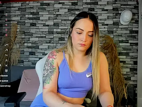 Snapshot of cindy_love2 chatting on 8, 10, 2025 cindy love2 online show from 8, 10, 2025